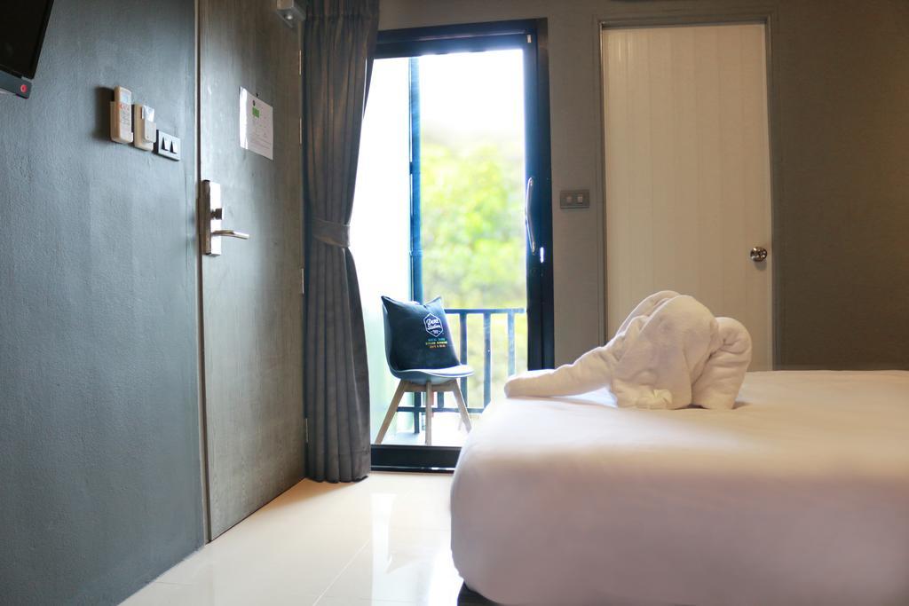 Dent Station Resident Hotel Phuket Buitenkant foto