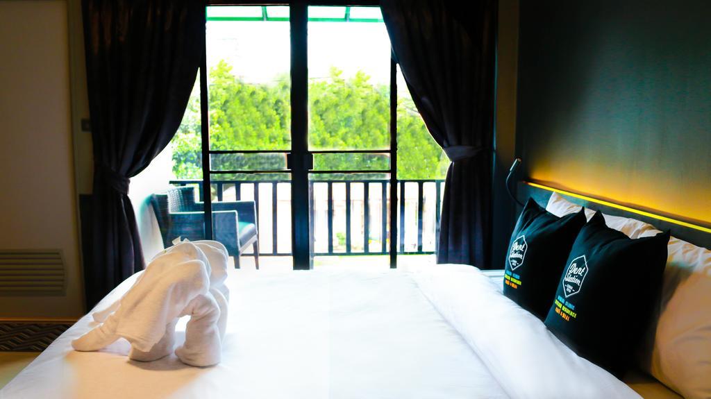 Dent Station Resident Hotel Phuket Buitenkant foto
