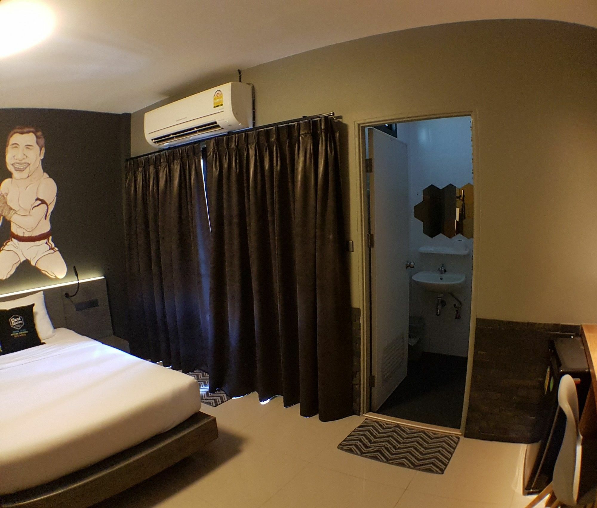 Dent Station Resident Hotel Phuket Buitenkant foto