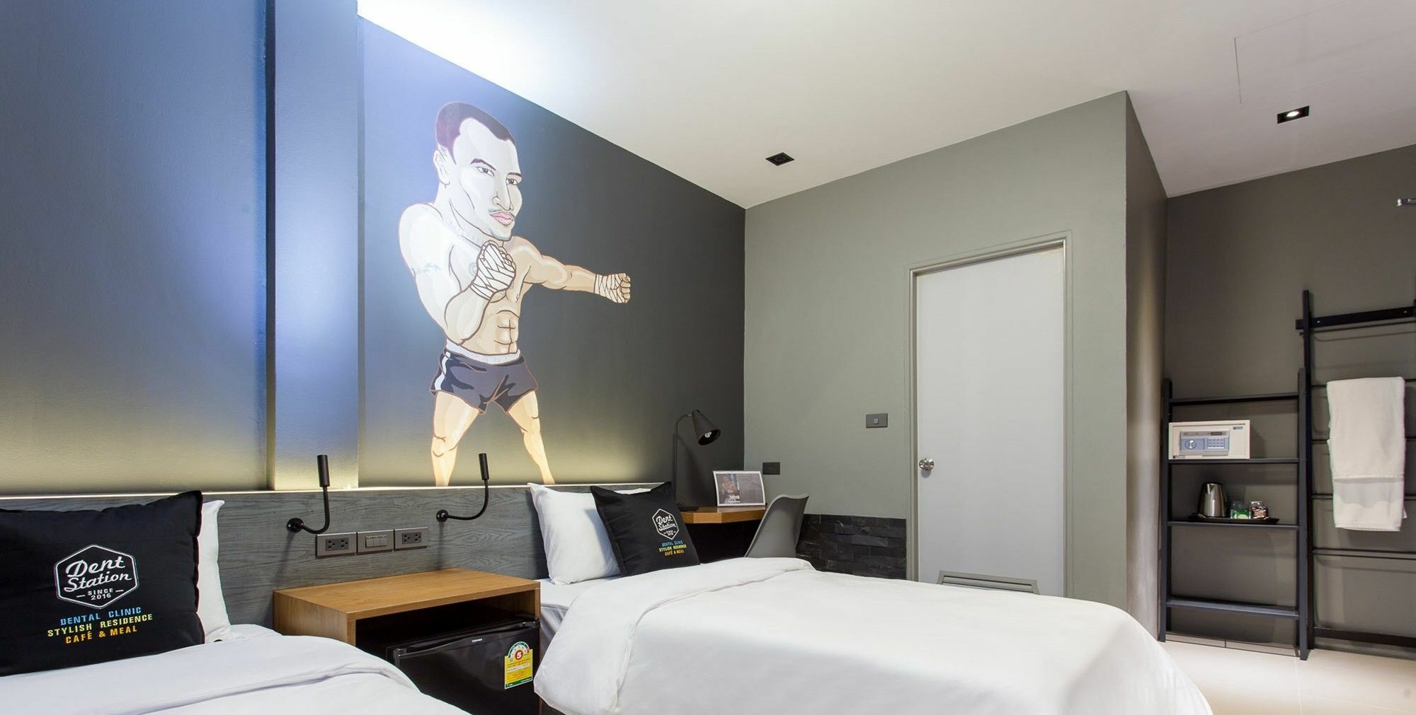 Dent Station Resident Hotel Phuket Buitenkant foto
