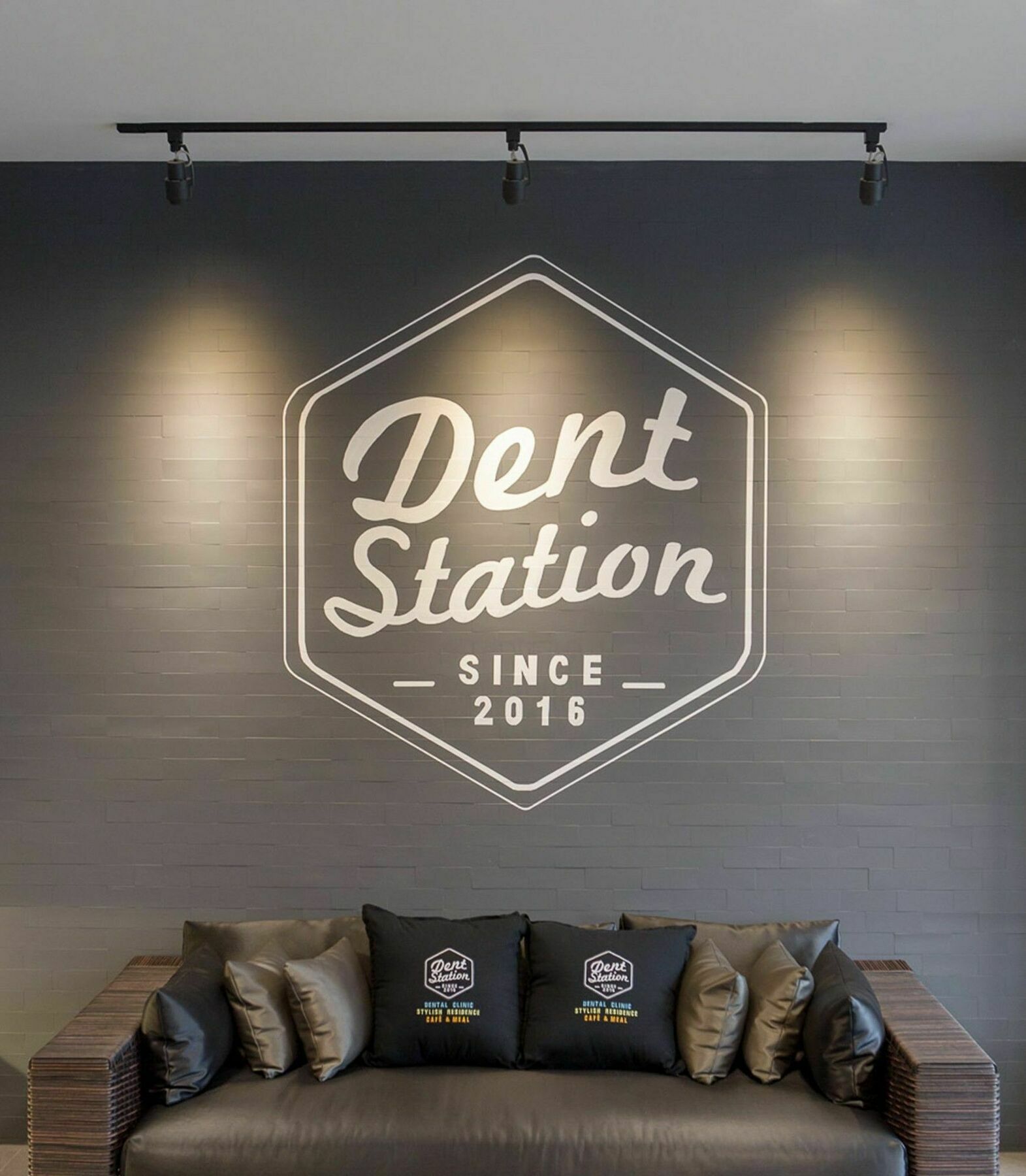 Dent Station Resident Hotel Phuket Buitenkant foto
