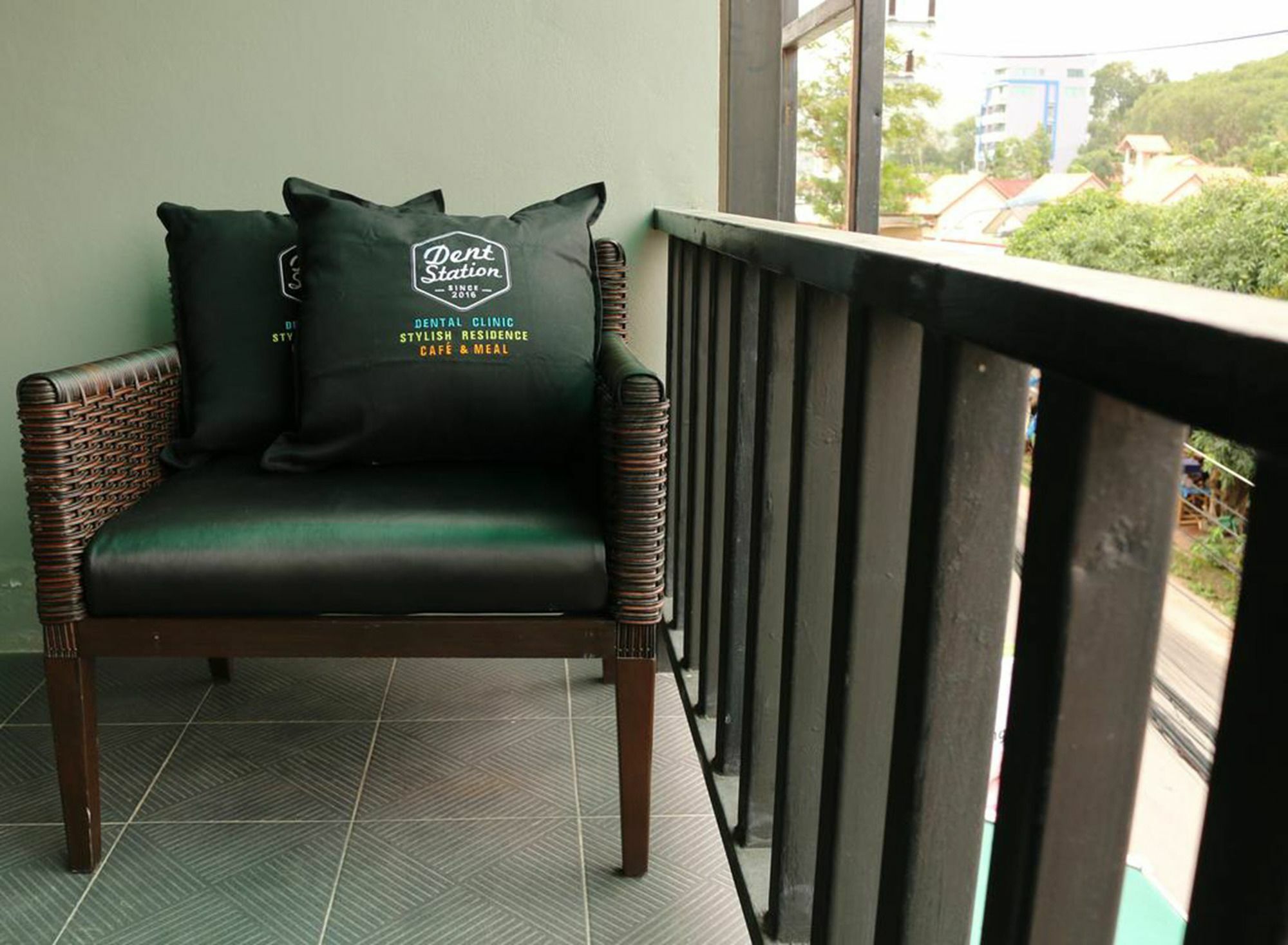 Dent Station Resident Hotel Phuket Buitenkant foto