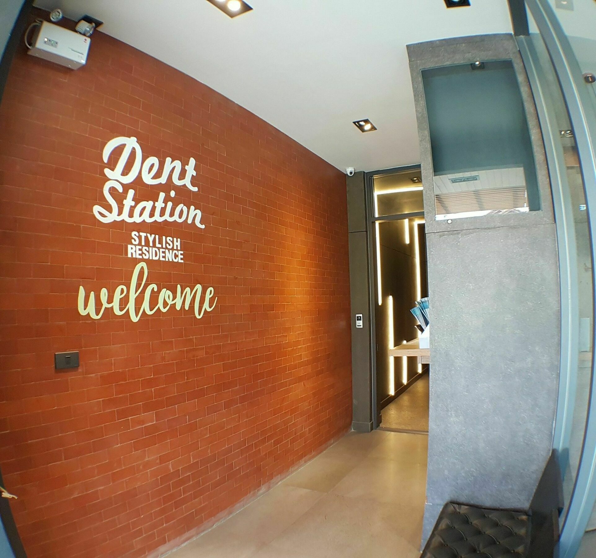 Dent Station Resident Hotel Phuket Buitenkant foto